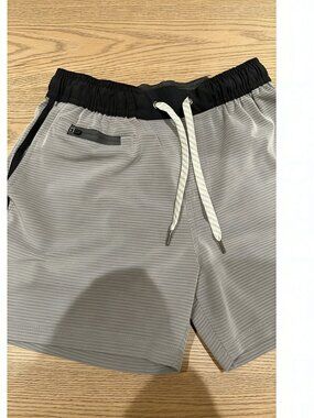 Men's Vuori Banks Short's Gray Black 4 Way Stretch Gym Performance Kore Small